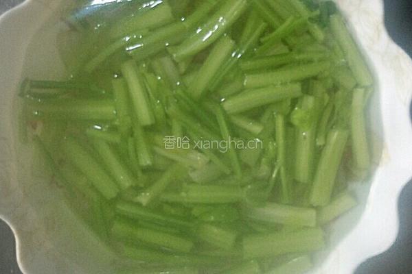 清炒芹菜的做法图解2