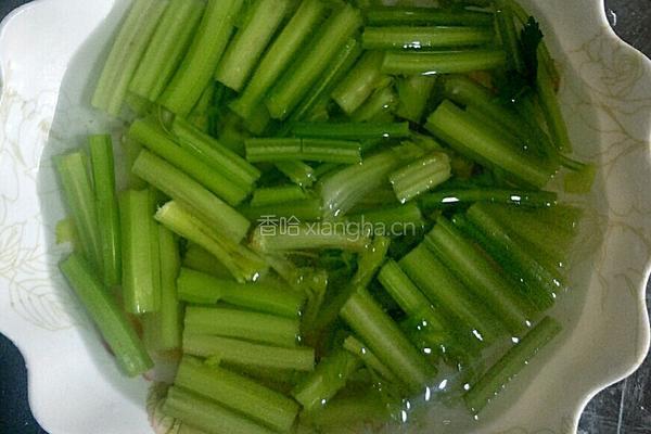 清炒芹菜的做法图解3