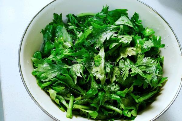 粉蒸芹菜叶的做法图解2