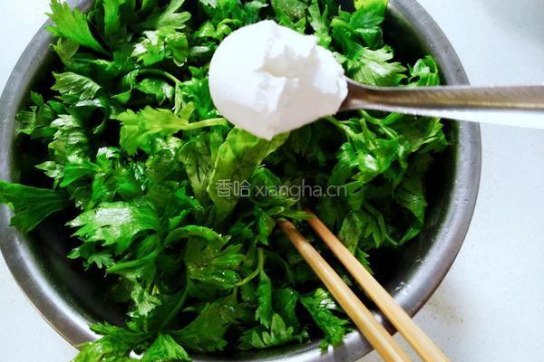 粉蒸芹菜叶的做法图解4