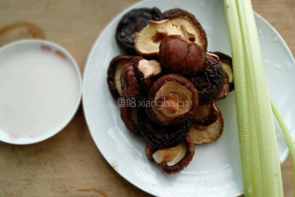 香菇炒芹菜的做法图解1