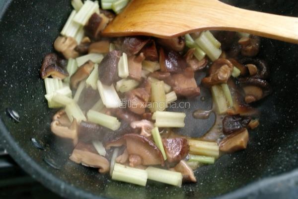 香菇炒芹菜的做法图解6