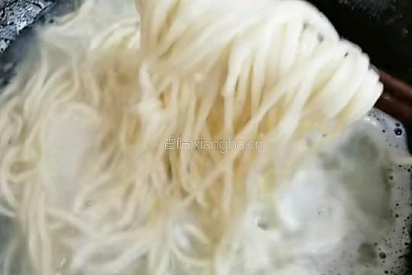 尖椒肉丝炒面的做法图解1