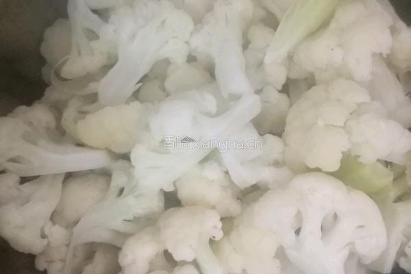 番茄炒菜花的做法图解1