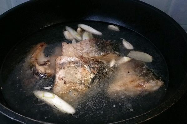 鲤鱼豆腐汤的做法图解3