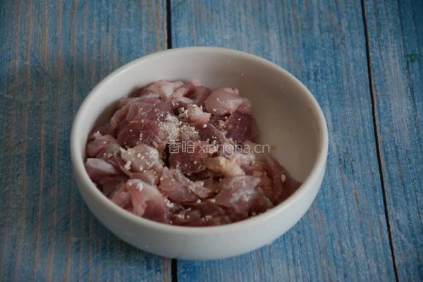 蕨菜炒肉的做法图解2