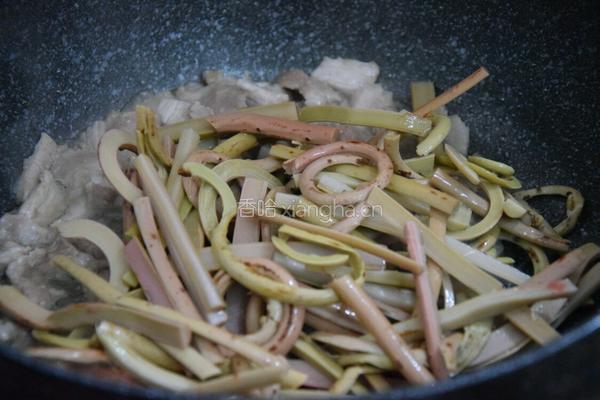 蕨菜炒肉的做法图解5