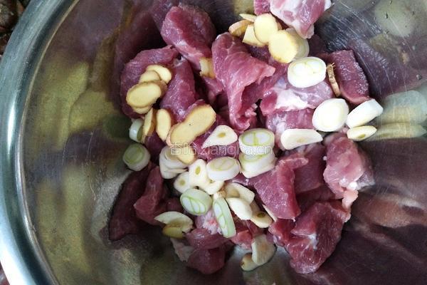 菠萝咕噜肉的做法图解1