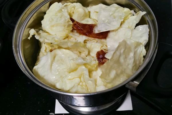 胡萝卜腊肠焖米饭的做法图解1