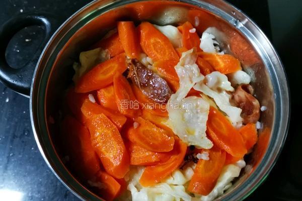 胡萝卜腊肠焖米饭的做法图解4