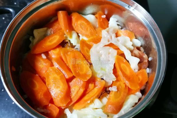 胡萝卜腊肠焖米饭的做法图解3