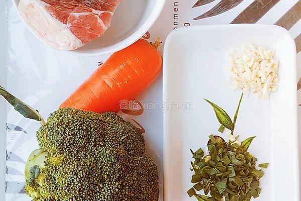 状元菜（胡萝卜浇汁西蓝花）的做法图解1
