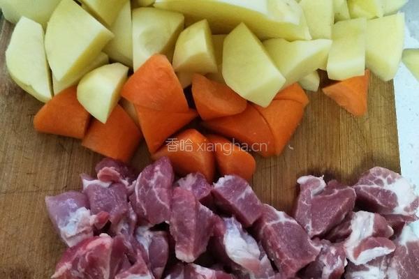 土豆红烧肉的做法图解1