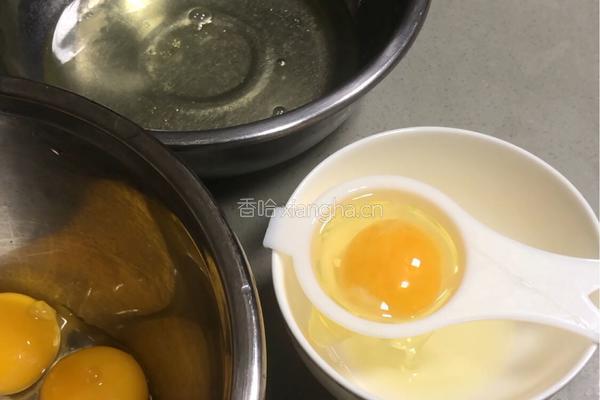 草莓小四蛋糕卷的做法图解1