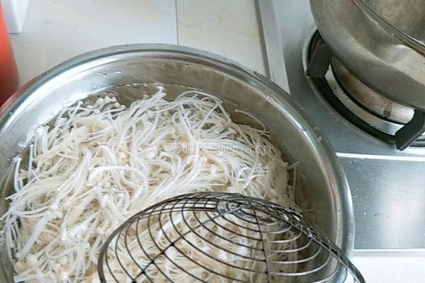 酸辣金针菇的做法图解3