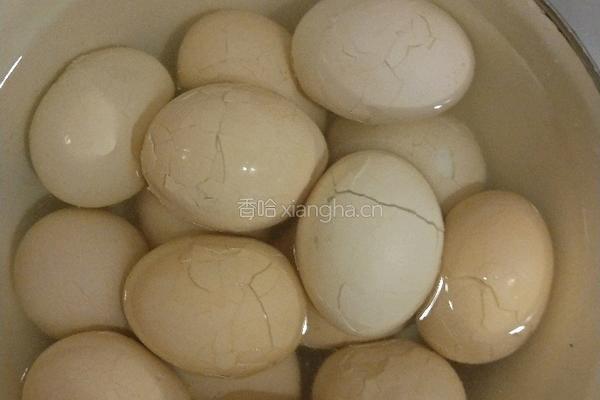 卢水煮蛋的做法图解1