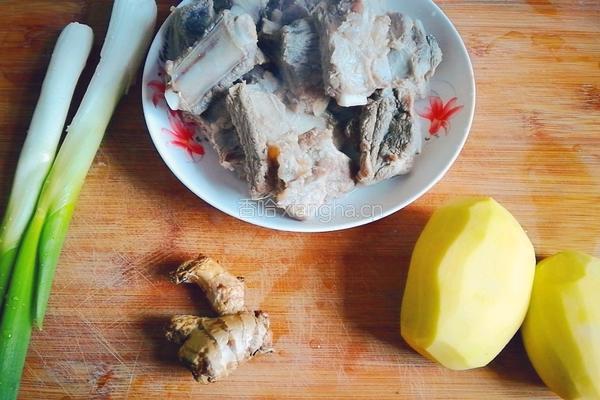 排骨炖土豆的做法图解1
