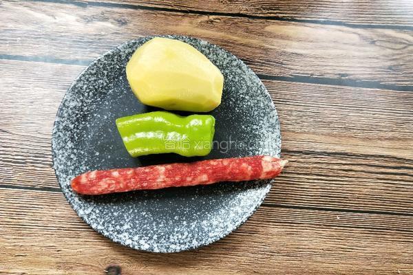 土豆片炒腊肠的做法图解2