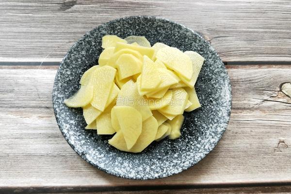 土豆片炒腊肠的做法图解3