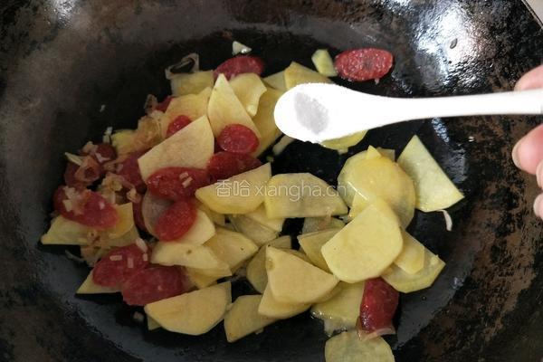 土豆片炒腊肠的做法图解10