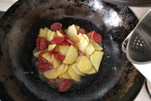 土豆片炒腊肠的做法图解12
