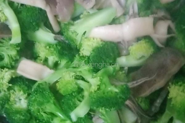 鱿鱼干炒西兰花的做法图解2