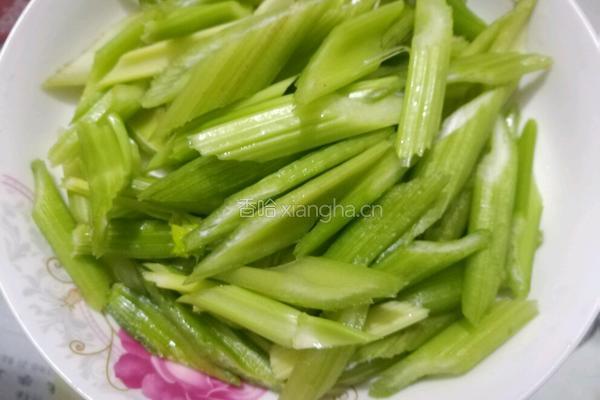 芹菜炒木耳的做法图解1