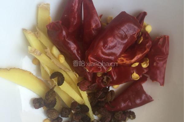 腊肠炒豆芽的做法图解3