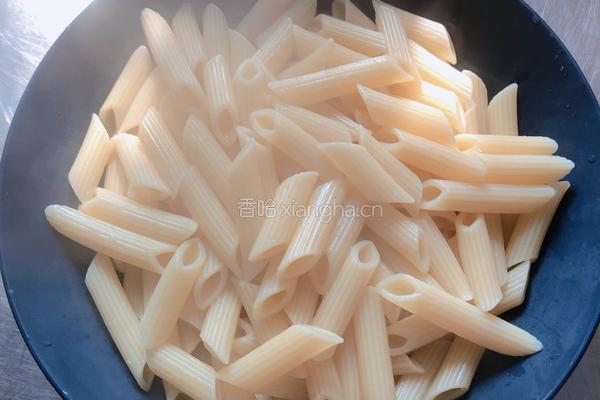 香煎黑椒三文鱼/沙拉通心粉的做法图解4