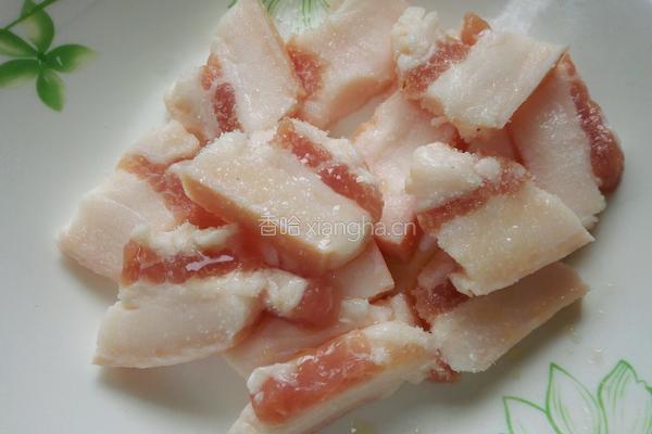 大白菜炒肉的做法图解1