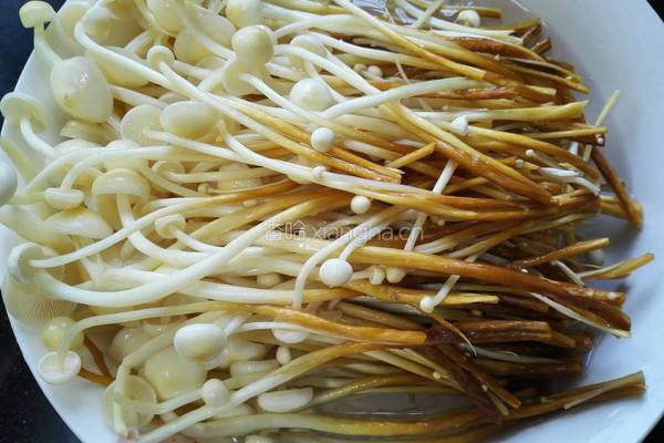 凉拌金针菇的做法图解1
