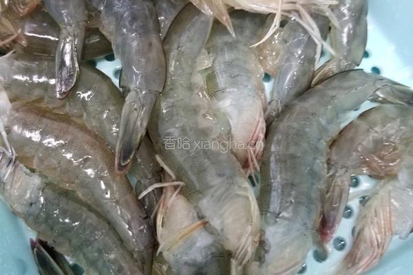 油爆虾的做法图解1