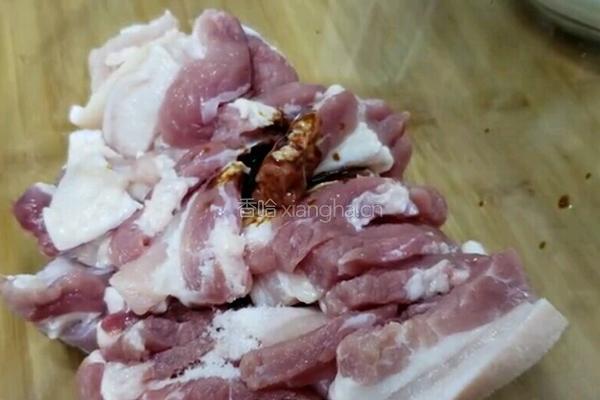 五花肉炖山药的做法图解1