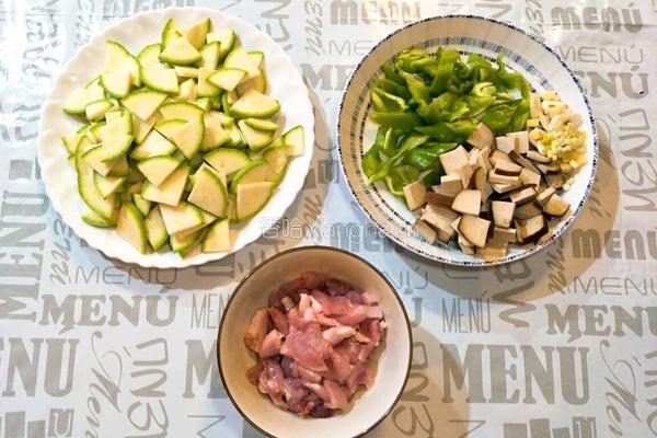 西葫芦熏豆腐干炒肉片的做法图解1