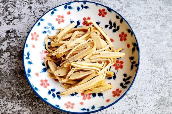 青蒜苗炒豆腐皮的做法图解1