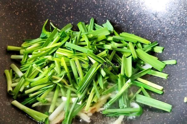 青蒜苗炒豆腐皮的做法图解3