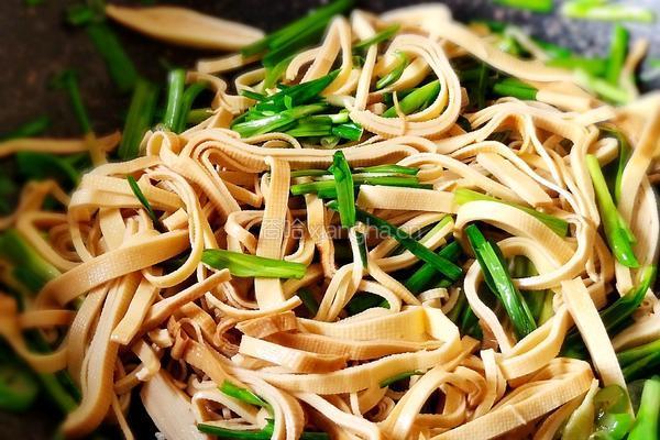 青蒜苗炒豆腐皮的做法图解5