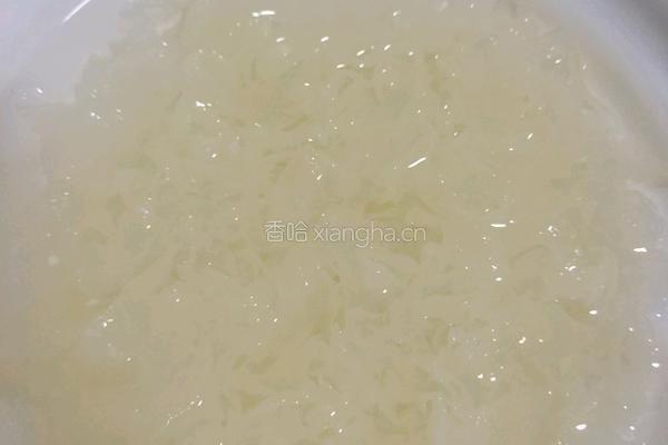 银耳莲子雪梨羹的做法图解1