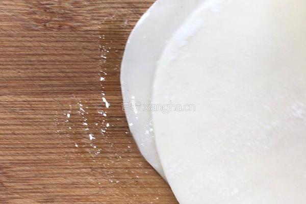 饺子皮鸡蛋卷的做法图解2