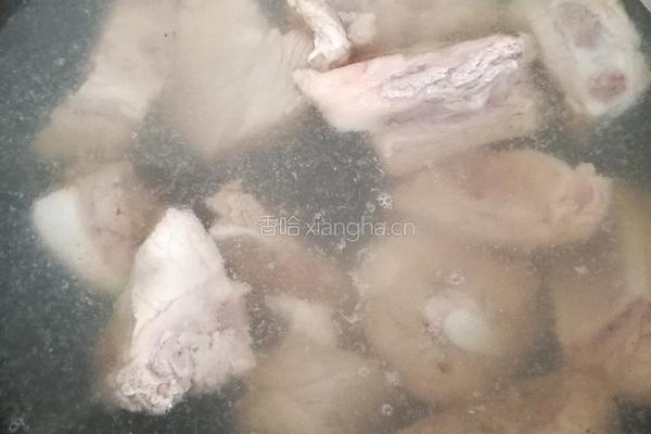 海带排骨汤的做法图解2