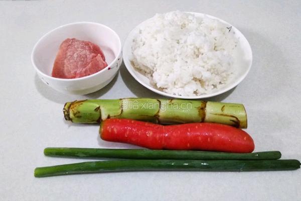 莴笋胡萝卜肉丁炒饭的做法图解1