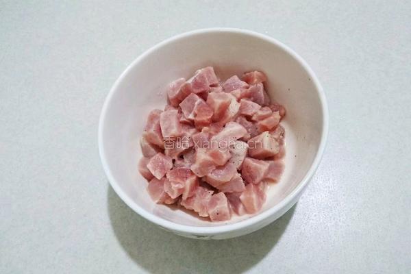 莴笋胡萝卜肉丁炒饭的做法图解4