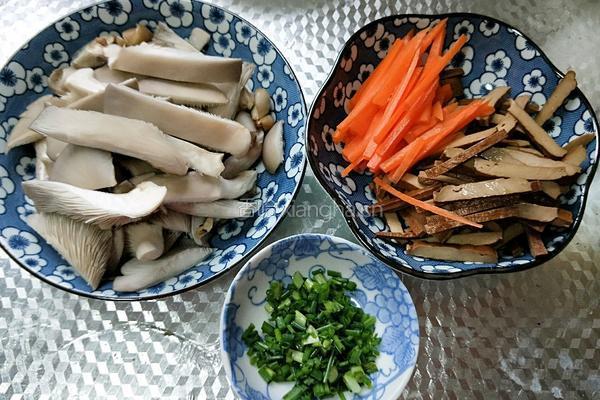 黑平菇炒香干的做法图解2