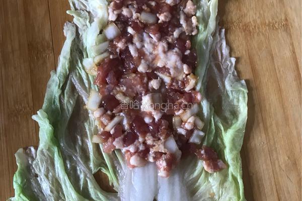 蒸蒜蓉白菜肉卷的做法图解3