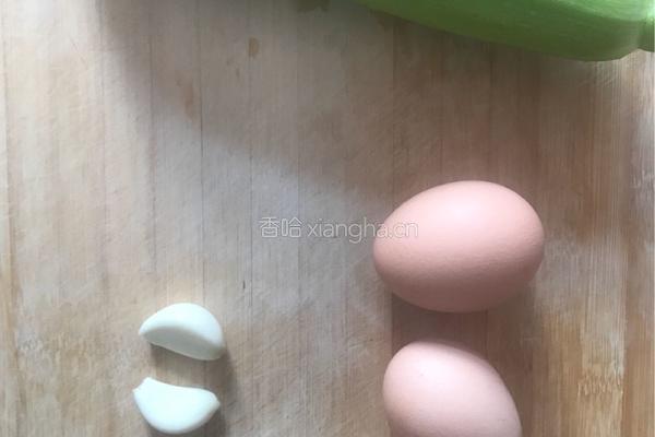 西葫芦炒鸡蛋的做法图解1
