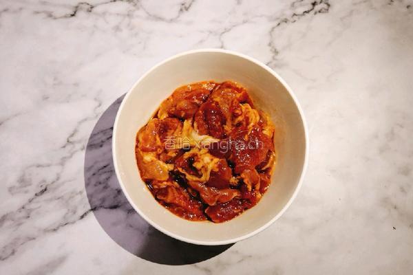白蘑菇炒肉的做法图解2