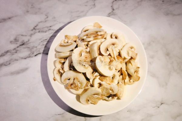 白蘑菇炒肉的做法图解3