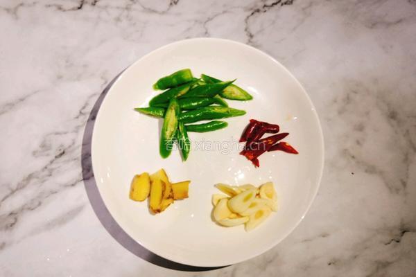 白蘑菇炒肉的做法图解5