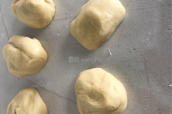 面包辫的手法（一辫单扣）的做法图解1