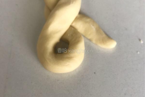 面包辫的手法（一辫单扣）的做法图解9